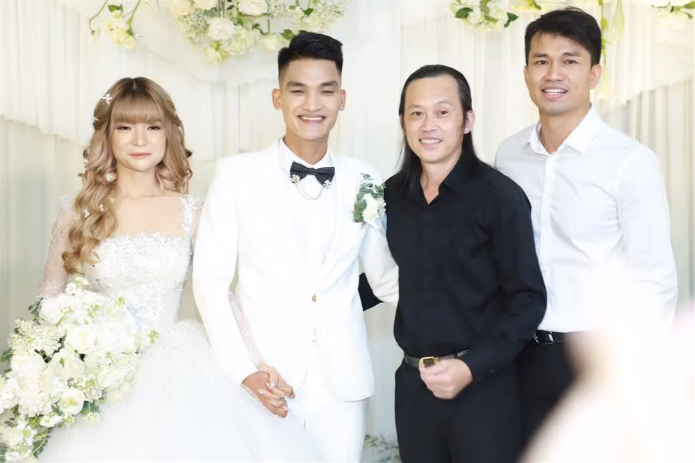 Hoài Linh bị vây kín khi xuất hiện tại đám cưới Mạc Văn Khoa - Hình 8 Hoai Linh bi vay kin khi xuat hien tai dam cuoi Mac Van Khoa-Hinh-8