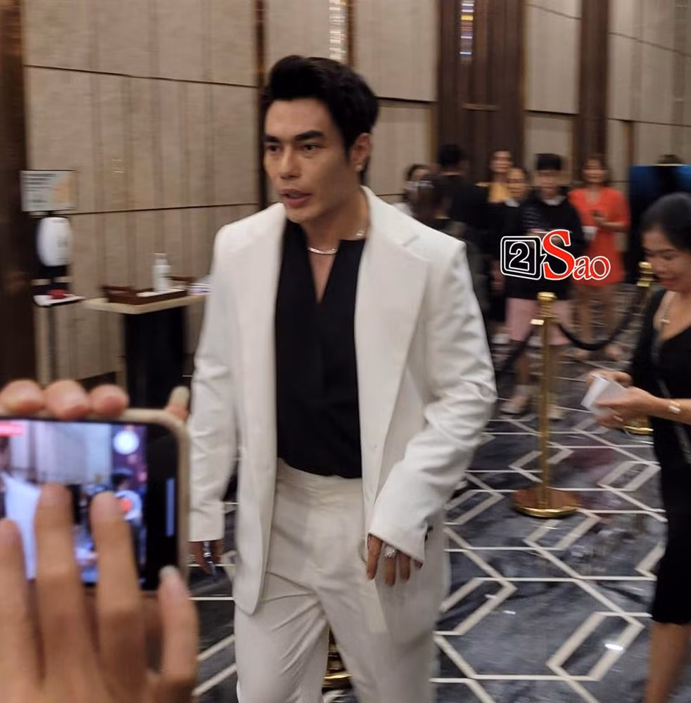 Hoài Linh bị vây kín khi xuất hiện tại đám cưới Mạc Văn Khoa - Hình 15 Hoai Linh bi vay kin khi xuat hien tai dam cuoi Mac Van Khoa-Hinh-15