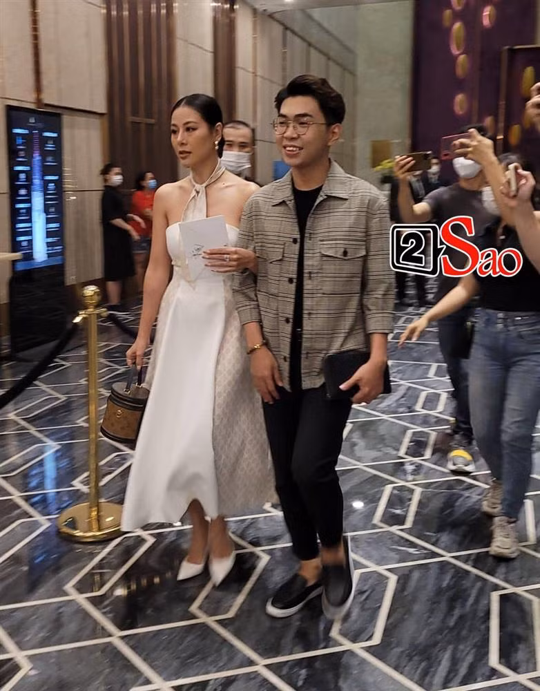 Hoài Linh bị vây kín khi xuất hiện tại đám cưới Mạc Văn Khoa - Hình 12 Hoai Linh bi vay kin khi xuat hien tai dam cuoi Mac Van Khoa-Hinh-12