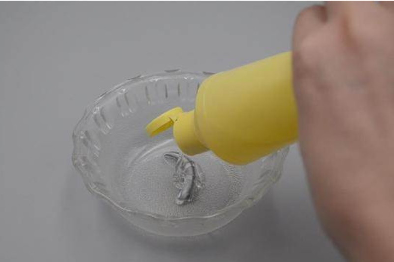 Mat kinh bep dinh dau kho lau? Mach ban meo don dep-Hinh-2