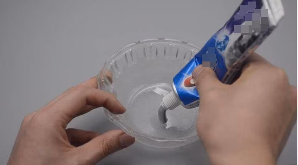 Mat kinh bep dinh dau kho lau? Mach ban meo don dep