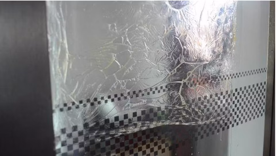 Mat kinh bep dinh dau kho lau? Mach ban meo don dep-Hinh-5