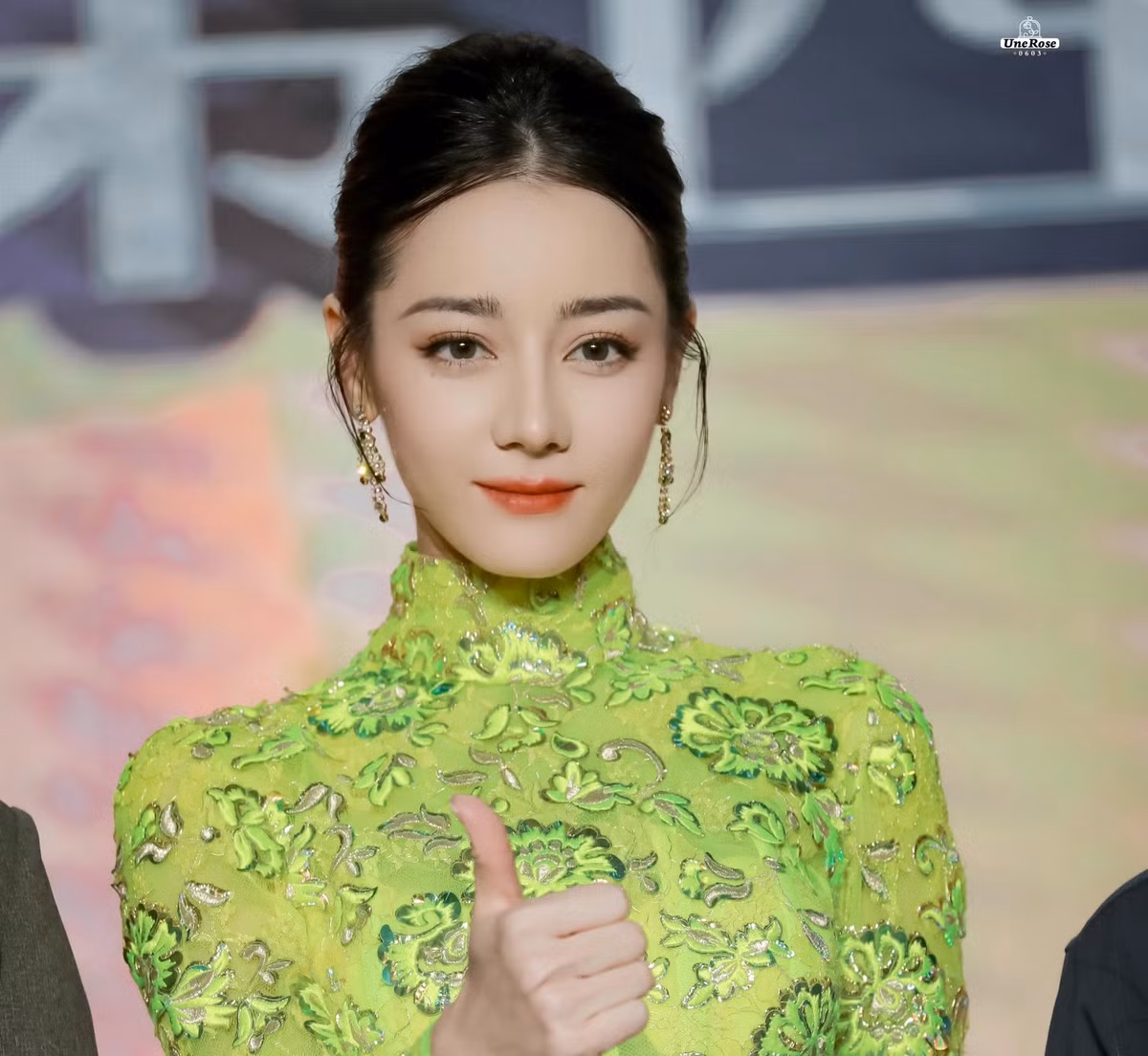 Ngày 23/9, Địch Lệ Nhiệt Ba tham gia một sự kiện thương mại. Mỗi lần xuất hiện, mỹ nhân Tân Cương lại gây sốt với tạo hình quyến rũ, nổi bật, xứng đáng là "nữ hoàng thảm đỏ" thế hệ mới.