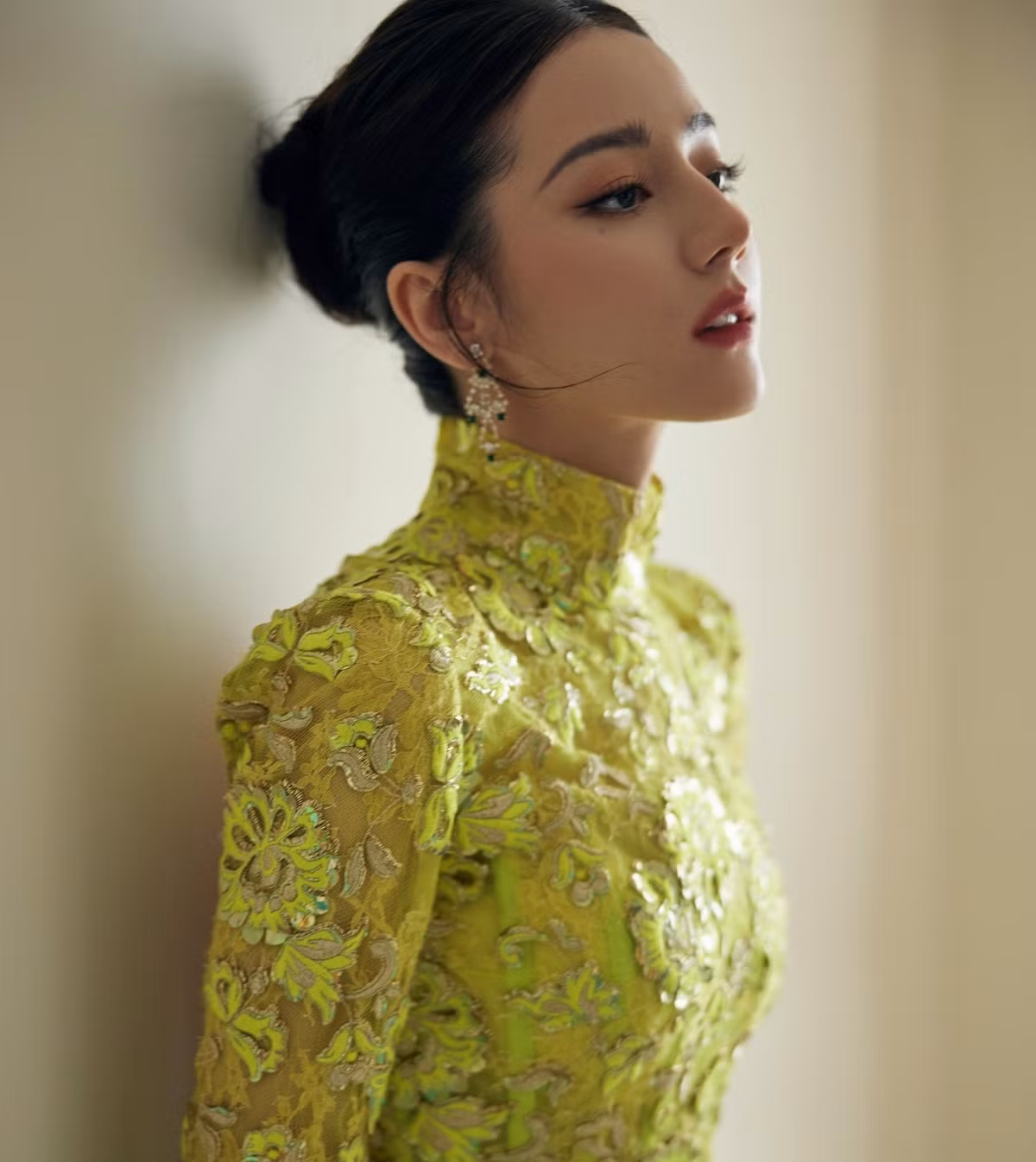 Theo Sina, Địch Lệ Nhiệt Ba đang học theo các đàn chị Phạm Băng Băng và Dương Mịch, tận dụng ưu thế về ngoại hình để gây ấn tượng với công chúng. Mỗi lần tham gia sự kiện hay xuất hiện trên thảm đỏ, Địch Lệ Nhiệt Ba đều chăm chút từng chi tiết như trang phục, kiểu tóc, trang sức để khán giả không nhàm chán.