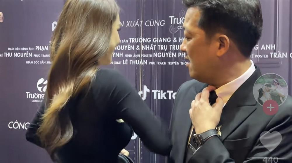 Nữ diễn viên kịp thời phát hiện ra sự cố trang phục nên đã xoay mặt vào trong để chỉnh trang lại. Lúc này, Trường Giang nhanh chóng xoay người về phía vợ, ánh mắt nhìn cô không rời.