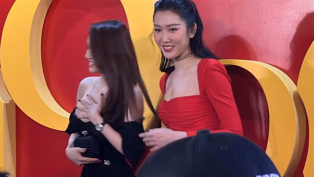 Thói quen "cẩn tắc vô áy náy" của Nhã Phương được duy trì ở hầu hết các sự kiện.