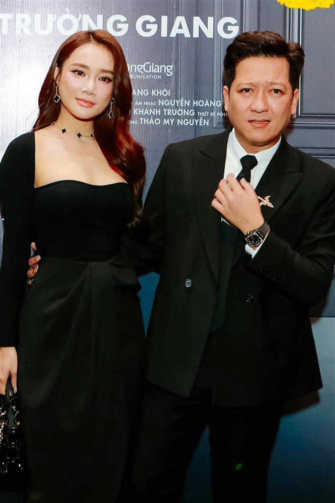 Mới đây, vợ chồng Trường Giang gây chú ý khi cùng xuất hiện trên thảm đỏ ra mắt bộ phim mới. Nhã Phương đến sự kiện với chiếc váy đen trông vô cùng xinh đẹp và gợi cảm. Song, nhiều người nhận ra thiết kế trễ nải của chiếc váy khiến cho nữ diễn viên Tuổi Thanh Xuân có phần thiếu tự tin và gặp khó khăn mỗi lần di chuyển.