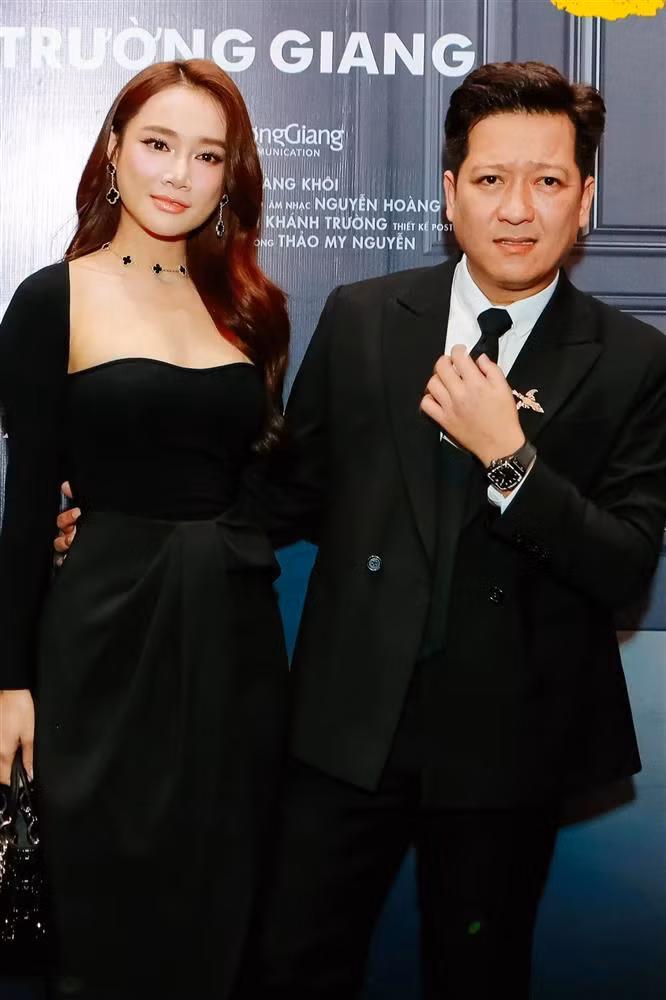 Mới đây, vợ chồng Trường Giang gây chú ý khi cùng xuất hiện trên thảm đỏ ra mắt bộ phim mới. Nhã Phương đến sự kiện với chiếc váy đen trông vô cùng xinh đẹp và gợi cảm. Song, nhiều người nhận ra thiết kế trễ nải của chiếc váy khiến cho nữ diễn viên Tuổi Thanh Xuân có phần thiếu tự tin và gặp khó khăn mỗi lần di chuyển.