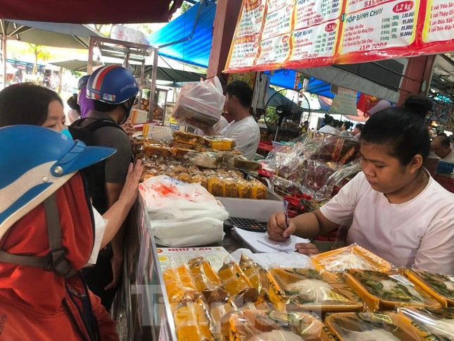 Cửa tiệm luôn đông khách từ lúc mở cửa đến tối muộn.