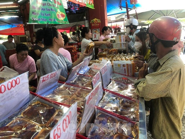 Trung bình mỗi hộp bánh có giá tầm 500.000 đồng. Cũng có hộp bánh lên tới cả triệu đồng nhưng vẫn đắt khách.