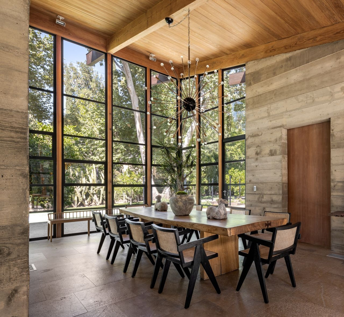 Ngoài ra, tầng 1 của căn biệt thự còn được thiết kế rất nhiều vách tường kính để nhìn ra sân vườn.