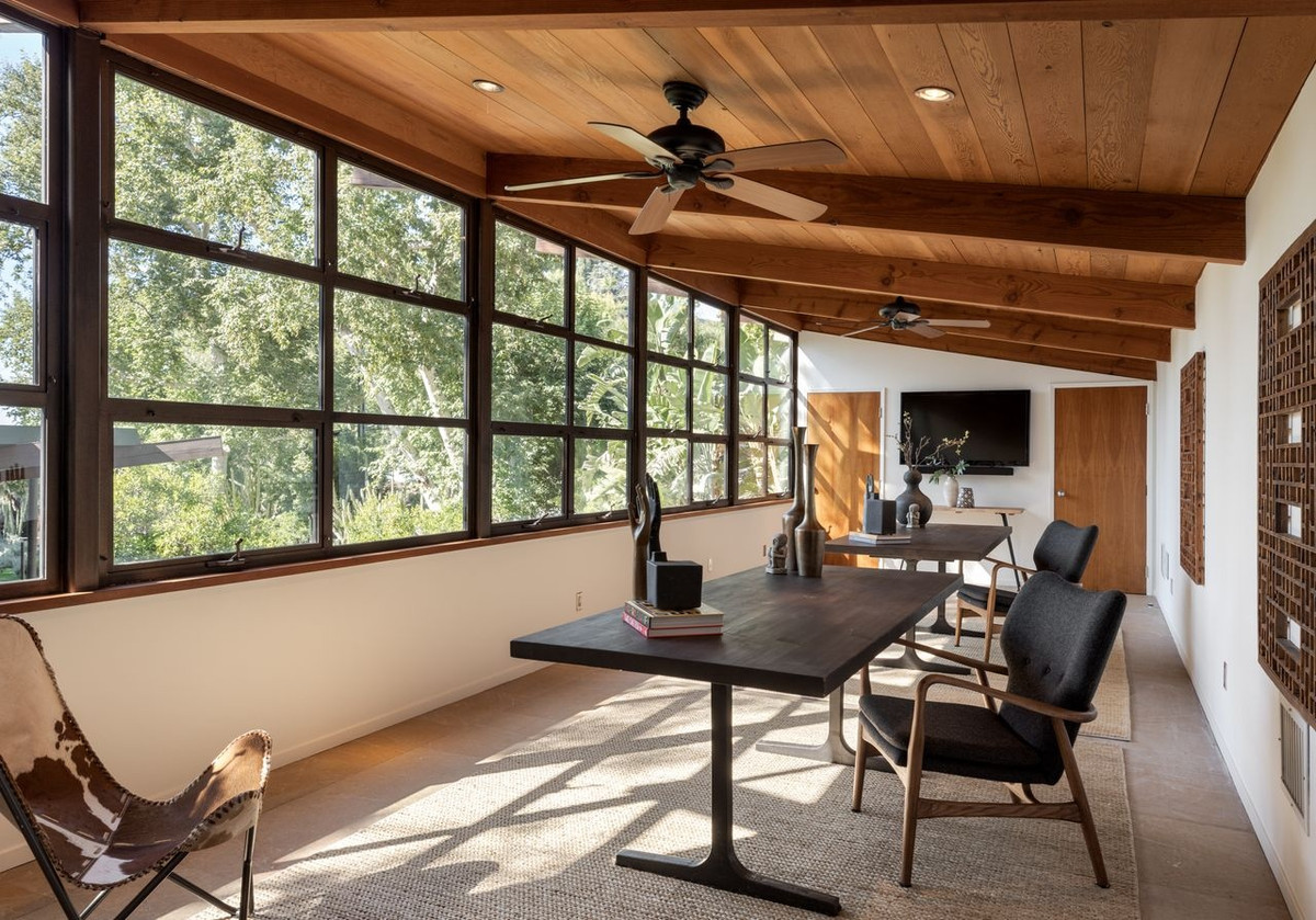 Ngoài ra, biệt thự còn có một nhà riêng dành cho khách, một phòng gym, khu để xe với tối đa 3 chỗ đỗ, một văn phòng và một studio nghệ thuật.