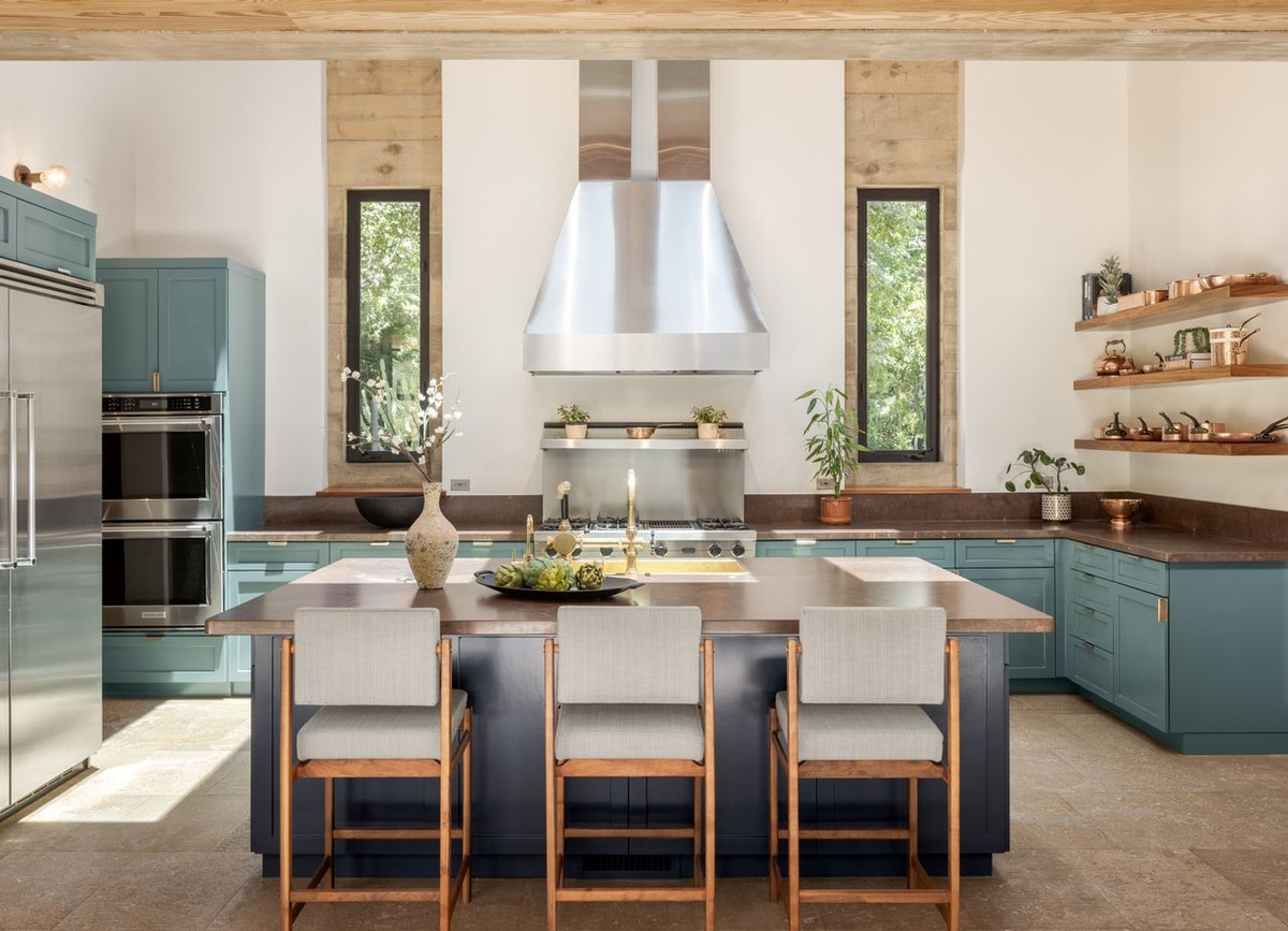 Phòng ăn được lắp đặt đầy đủ những tiện nghi hiện như lò nướng, tủ lạnh hay bếp điện. Thêm vào đó, phòng ăn còn có một đảo nhỏ ở giữa để có thêm không gian lưu trữ.