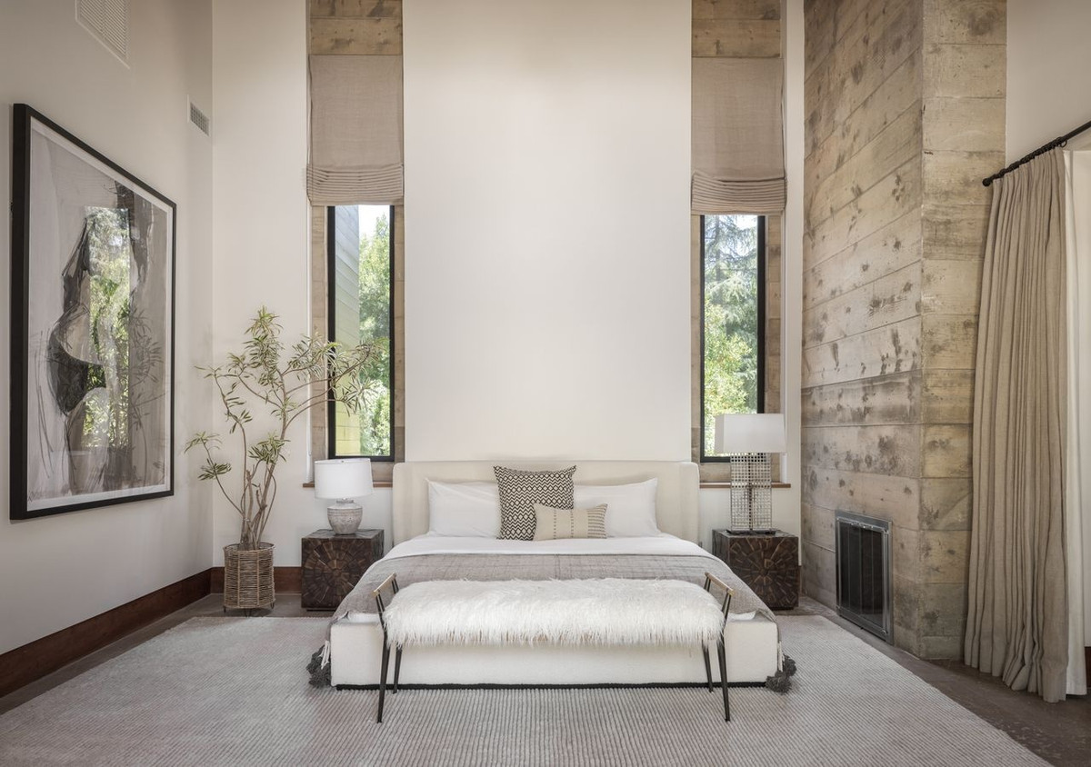 Phòng ngủ được thiết kế tối giản và cũng được trang trí với các loại cây cối bản địa. Bên trong nhà chính của dinh thự rộng gần 700 m2 có 5 phòng ngủ lớn và 8 phòng tắm riêng.