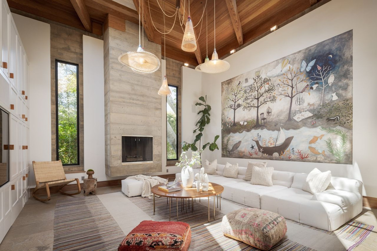 Phòng sinh hoạt chung được trang trí nhiều tranh ảnh và cây cối tạo cảm giác gần gũi với thiên nhiên.