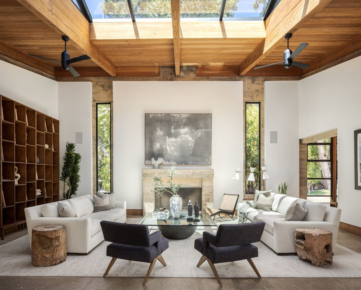 Phòng khách được thiết kế với hai màu chủ đạo là trắng đen, tạo cảm giác đơn giản, ấm cúng nhưng vẫn sang trọng với lò sưởi lớn.