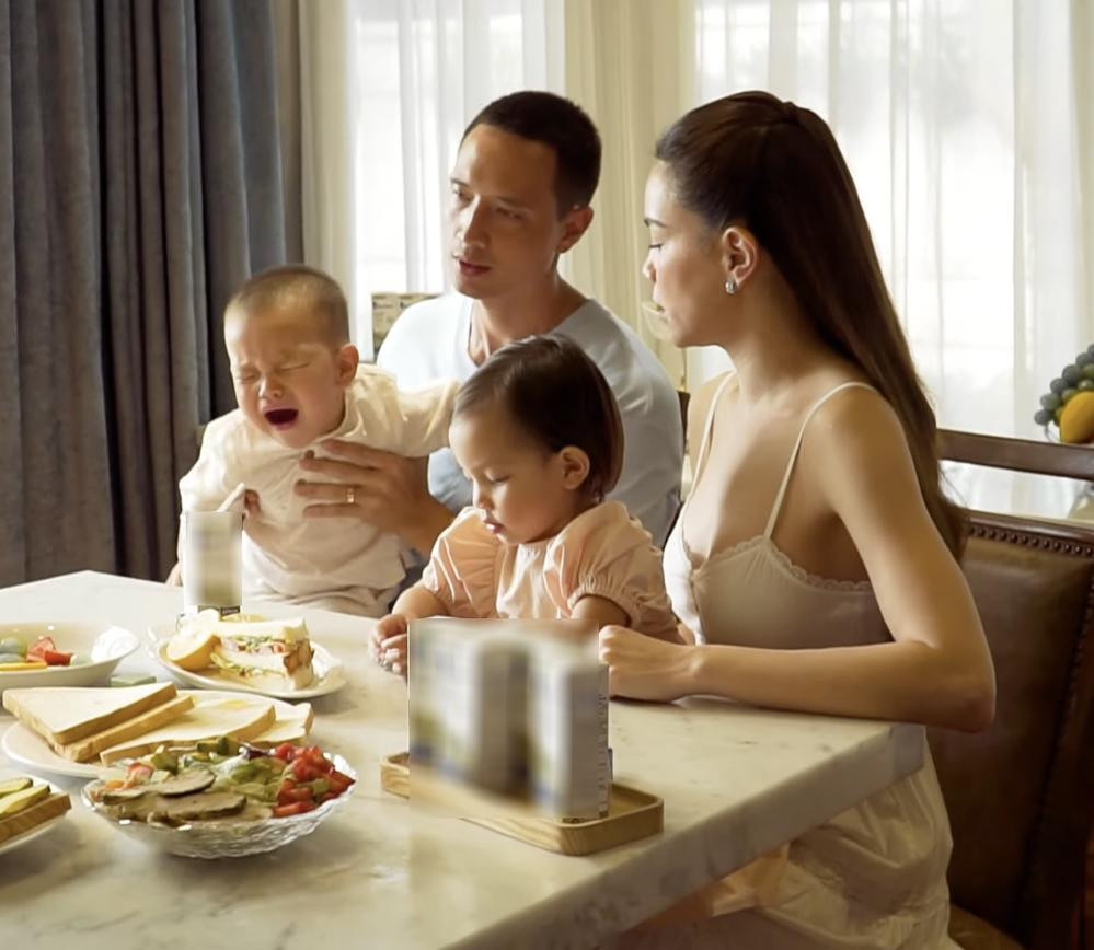 Ha Ho suyt gap nan vi con trai Leon quay pha buoi chup hinh-Hinh-3