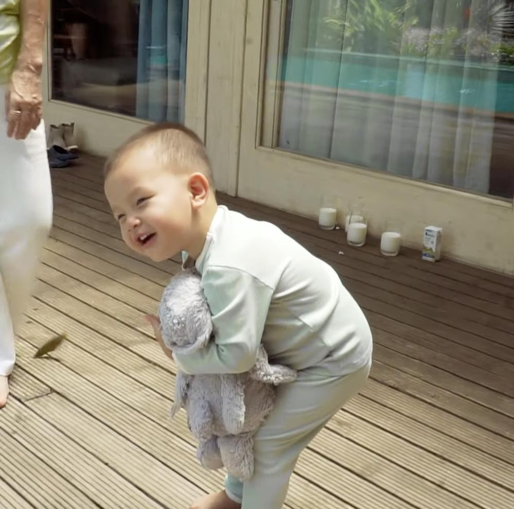 Ha Ho suyt gap nan vi con trai Leon quay pha buoi chup hinh-Hinh-2