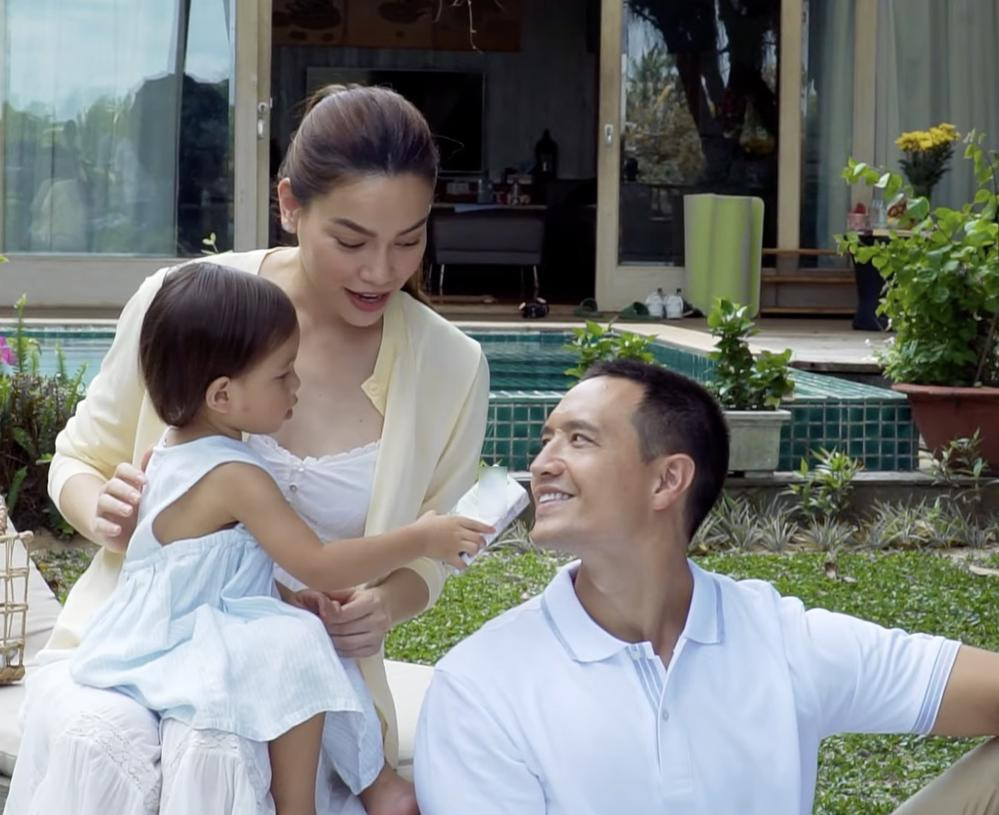 Ha Ho suyt gap nan vi con trai Leon quay pha buoi chup hinh