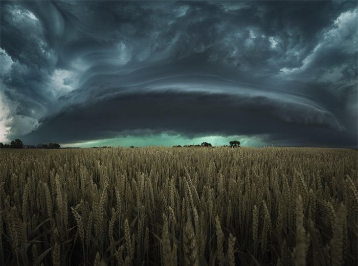 Nhiếp ảnh gia Daniel Laan ghi lại ảnh một cơn giông trên làng Moddergat ở Hà Lan.