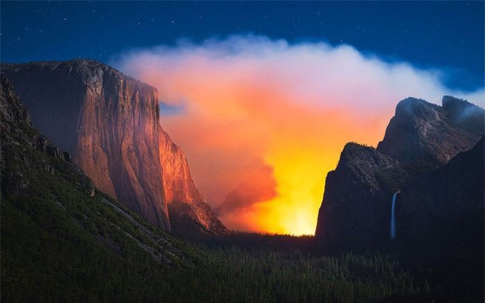 Nằm trong danh sách 101 ảnh vào chung cuộc, bức chụp công viên Yosemite (Mỹ) của Marcin Zajac cho thấy một "đám cháy kiểm soát" trong rừng.