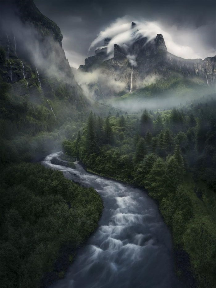 Vị trí á quân thuộc về nhiếp ảnh gia người Hà Lan - Max Rive - với ảnh chụp ngôi làng Lauterbrunnen ở Thụy Sĩ và ngọn Chamonix-Mont-Blanc ở dãy Alps phía Pháp.