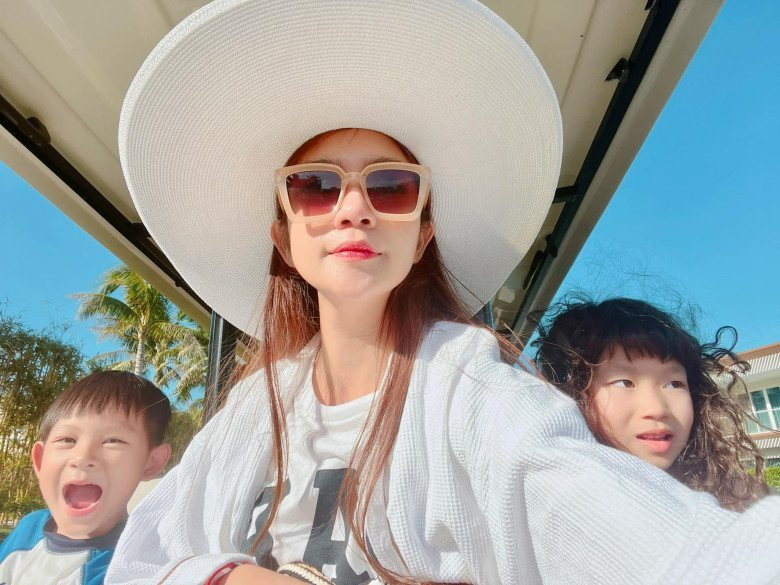 Bà xã Lý Hải có loạt phụ kiện đi biển chị em thích mê - Hình 5 Ba xa Ly Hai co loat phu kien di bien chi em thich me-Hinh-5