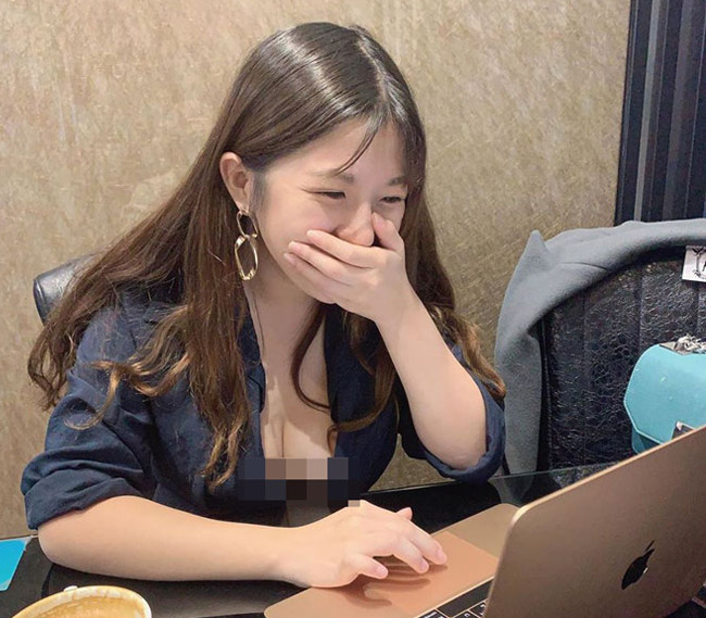 Nữ thư ký gây tranh cãi trên mạng xã hội bởi chiếc áo khoét cổ sâu, không phù hợp ở nơi làm việc.