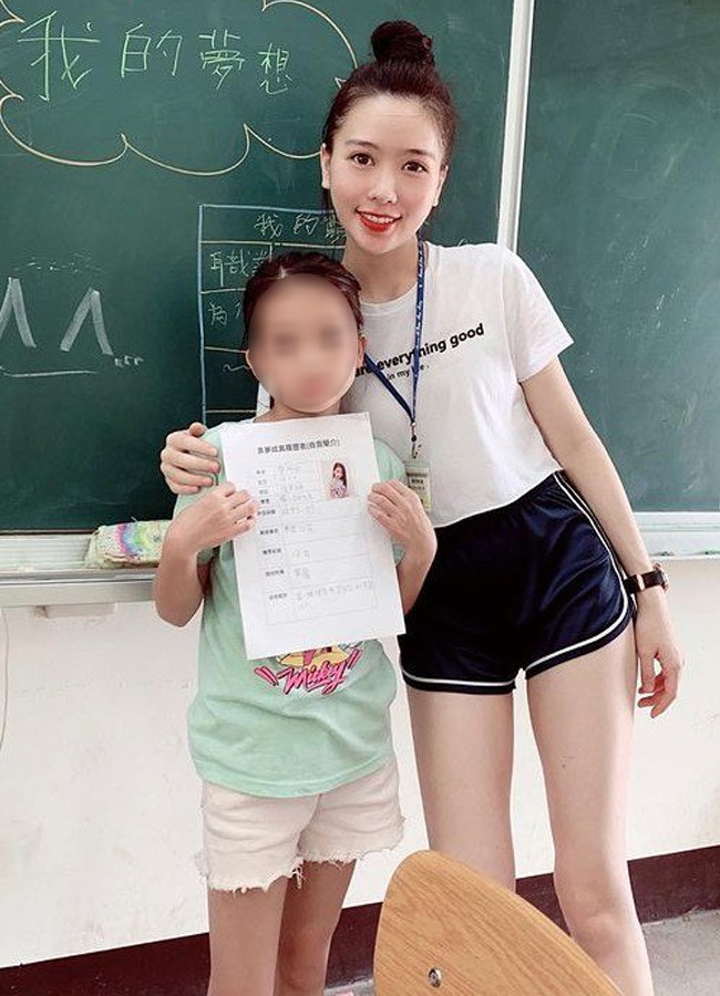 Ngoài ra, cô giáo này cũng nhận phải nhiều lời chỉ trích vì mặc quần gym khi đi dạy.