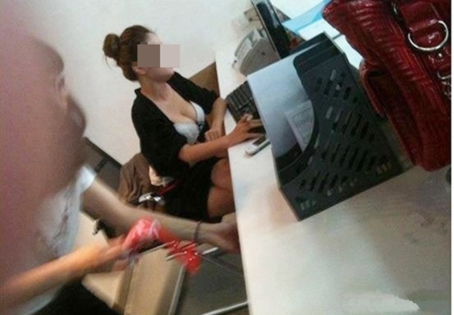 Trong đó, những kiểu áo hở ngực vốn được cho là không phù hợp để mặc đến nơi làm việc nhưng vẫn được một số chị em trưng dụng triệt để.