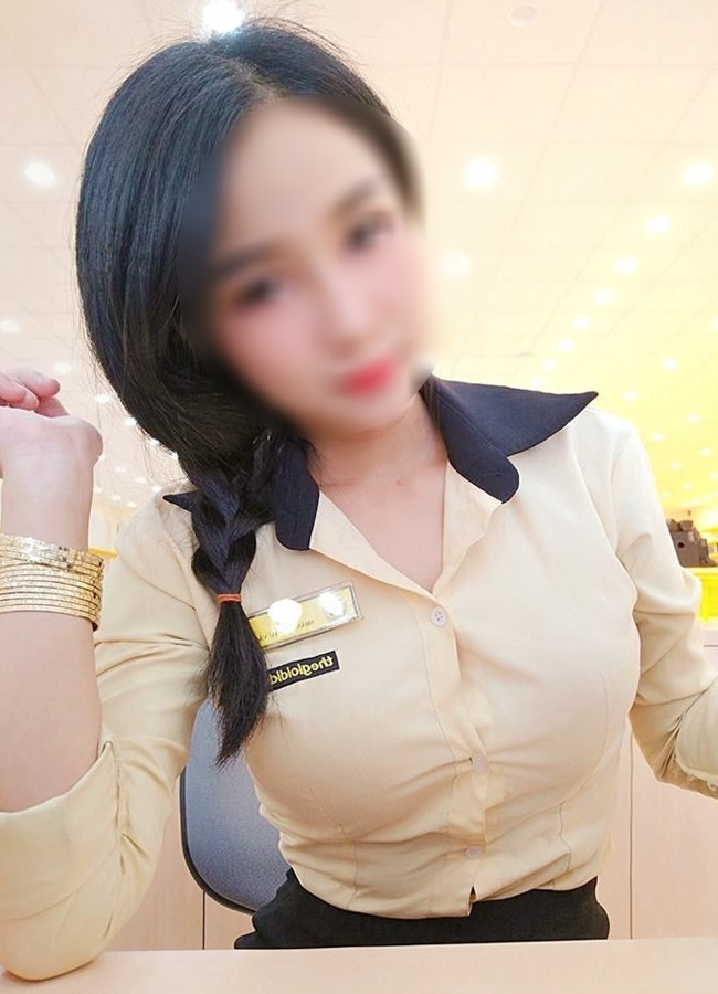 Trang phục lịch sự ở công sở, không quá ngắn, quá chật để dễ vận động và tạo thiện cảm với người xung quanh là những điểm cần lưu ý với các nữ nhân viên.