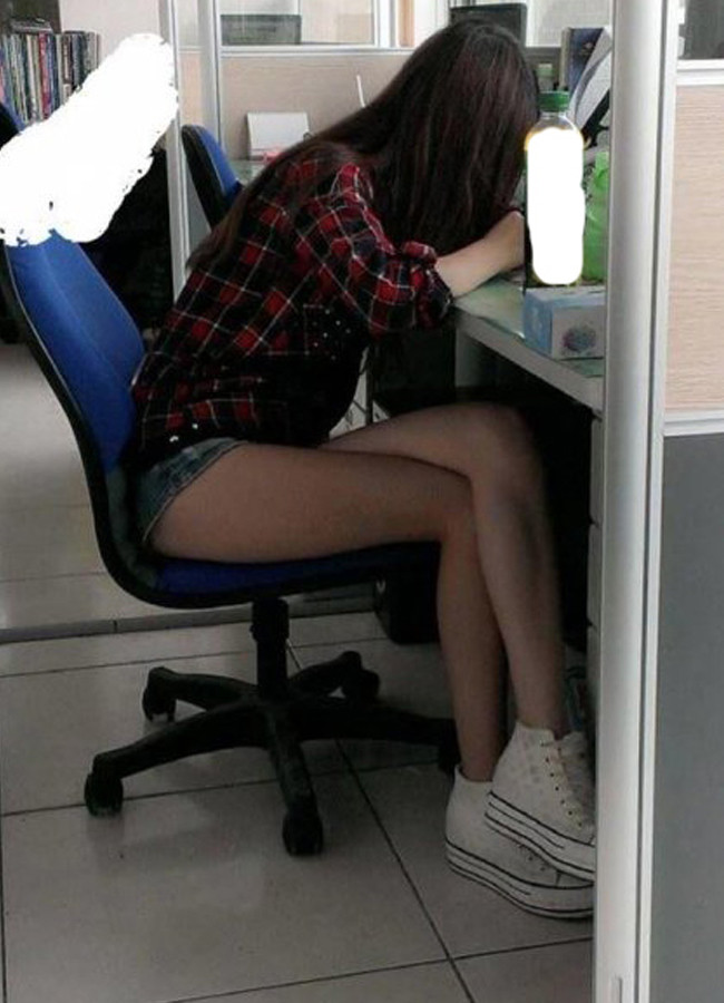 Không ai ngăn cấm chị em mặc đẹp nơi công sở, nhưng mặc như thế nào cho cuốn hút mà vẫn thanh lịch là điều mà các chị em cần lưu ý.