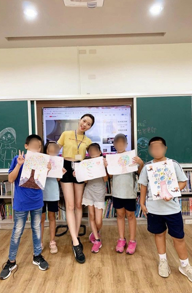 Chỉ vì chuộng mặc quần ngắn lên lớp, cô giáo này đã bị phụ huynh phàn nàn.