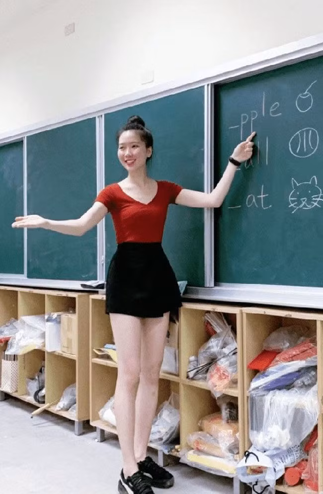 Ngoài môi trường công sở thì nhiều nữ giáo viên còn vô tư mặc ngắn, hở khi đi dạy học.