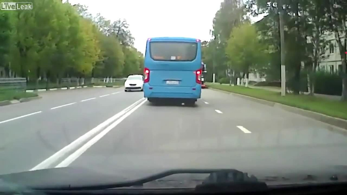 Vượt ẩu, thanh niên đi phân khối lớn tông thẳng vào đuôi ô tô Vuot au, thanh nien di phan khoi lon tong thang vao duoi o to