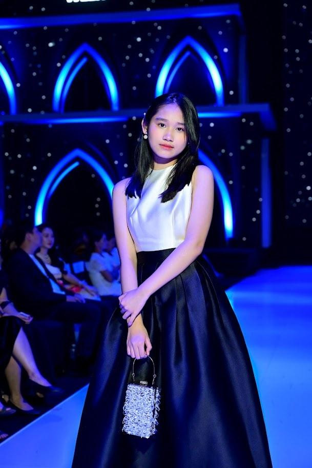 Con gai Minh Tiep gay xon xao vi qua giong Truc Anh 