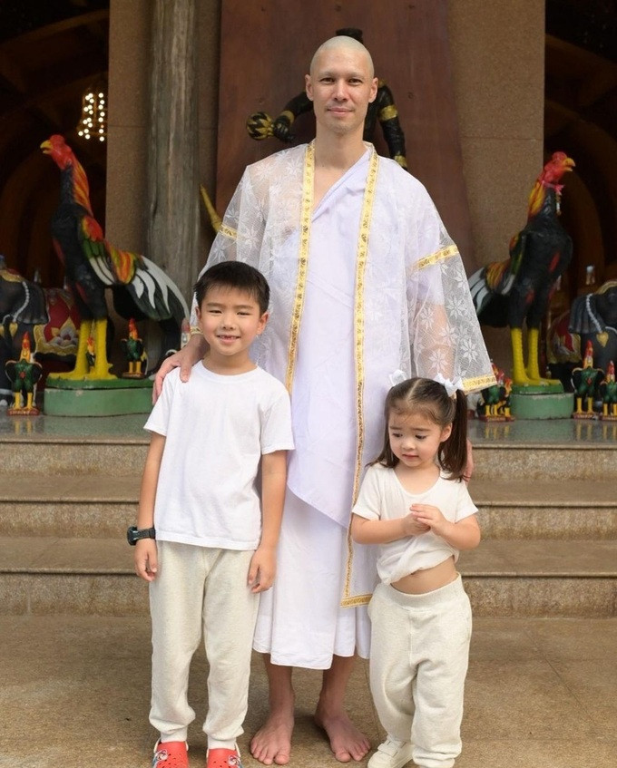 Matthew bên hai con nhỏ (Ảnh: Instagram NV).