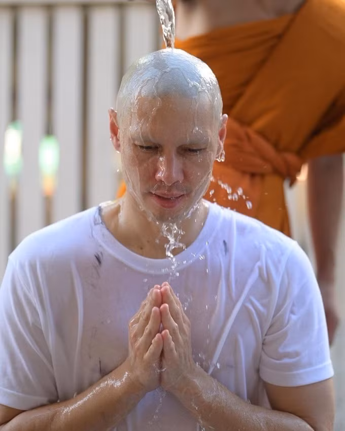 Matthew Deane Chanthavanij - nam MC người Thái Lan - vừa chia sẻ hình ảnh bản thân xuống tóc đi tu (Ảnh: Instagram NV).