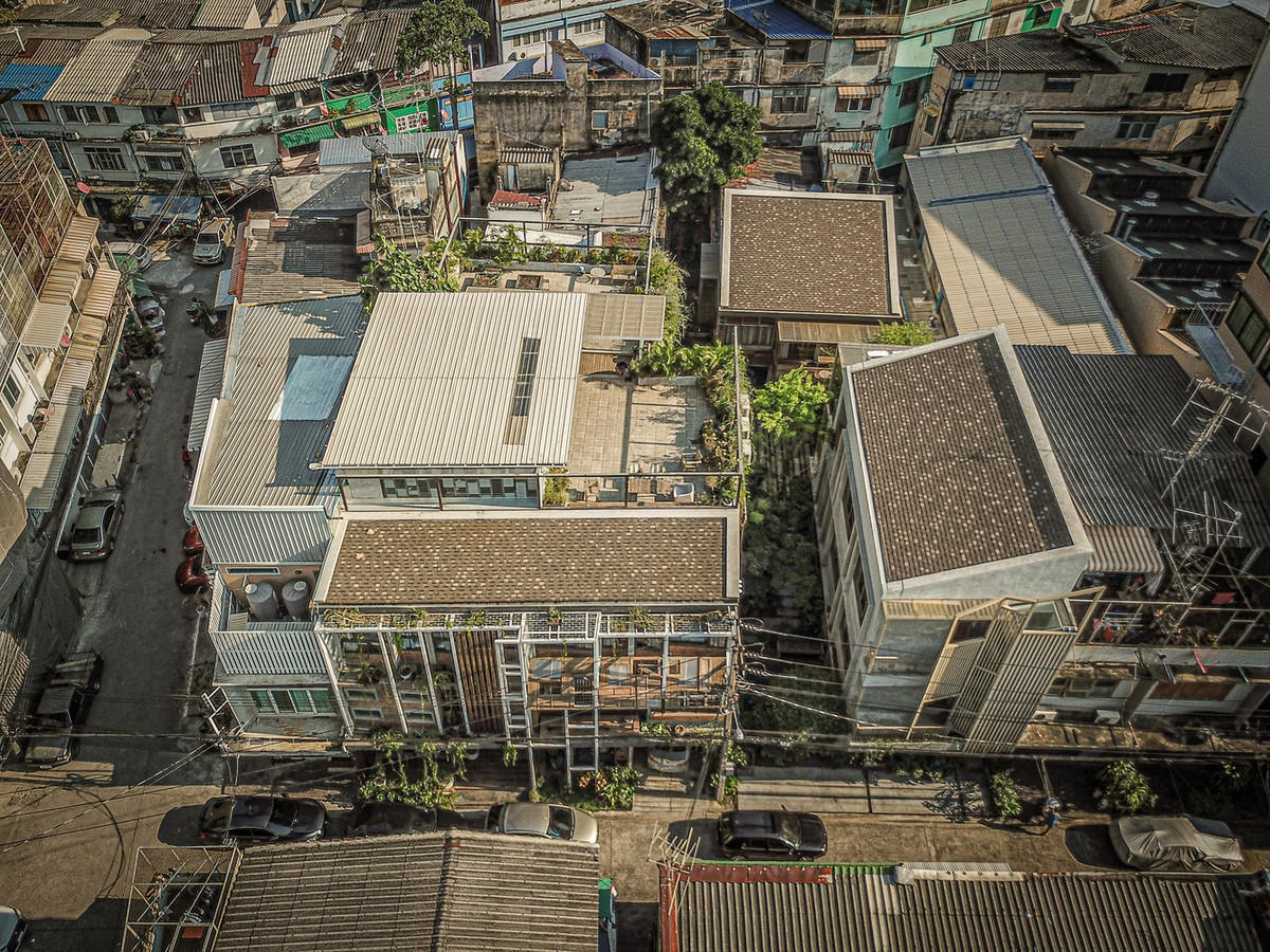 Ngôi nhà này thuộc dự án cải tạo mang tên Tamni ở Bangkok (Thái Lan). Chủ đầu tư muốn cải tạo 22 căn shophouse trên 60 năm tuổi, đang hư hỏng do được sử dụng nhiều và không đạt tiêu chuẩn xây dựng.