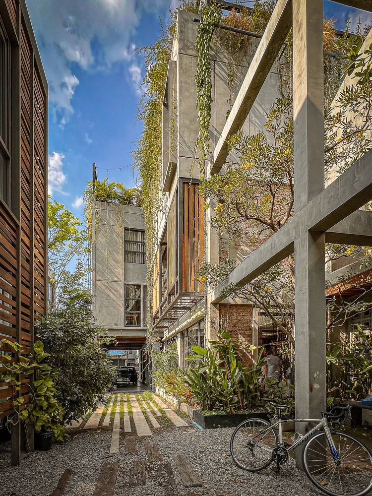 Theo giải thích của kiến trúc sư, Tamni - tên ngôi nhà - có nghĩa là đổ lỗi. Tamni liên quan đến ý tưởng của chủ đầu tư dự án là mang một thứ gì đó không hoàn hảo vào sử dụng.