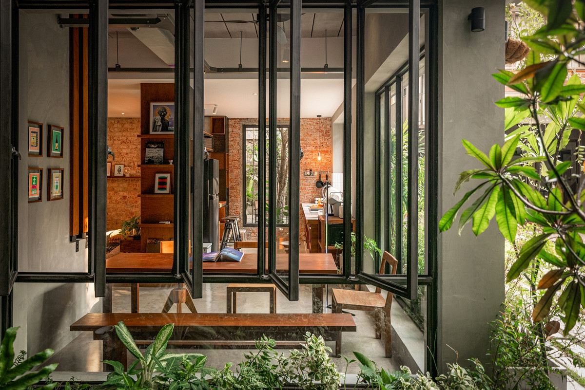 Cây xanh có mặt khắp nơi trong không gian, vừa làm mát, vừa giúp gia chủ thư giãn, gần gũi với thiên nhiên nhiều hơn.