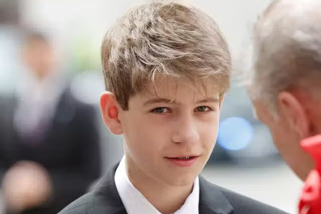 Chau noi 14 tuoi gay chu y trong le canh thuc Nu hoang Elizabeth II-Hinh-2