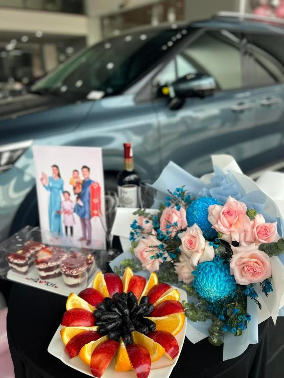 Vua tau them nha, ba xa Mac Hong Quan di nhan xe hop tien ty