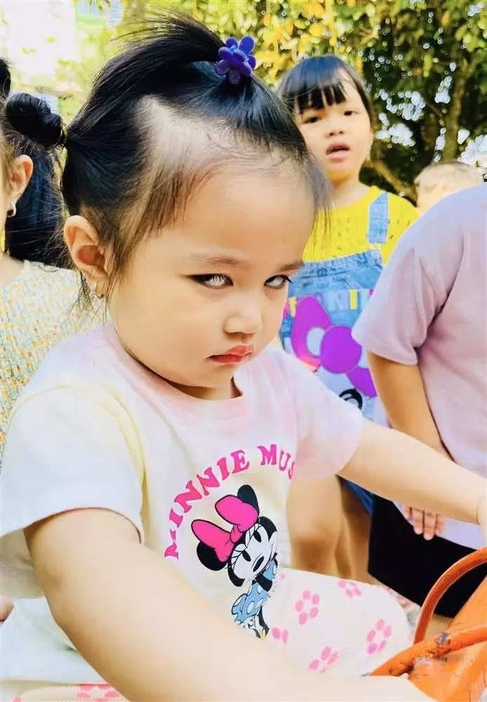 Con gai Le Duong Bao Lam 'ra ngoai luom ban, khi ve gianh ba'-Hinh-6