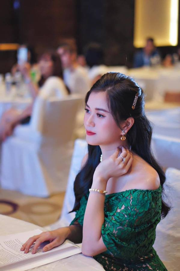 Lâm Vỹ Dạ và những lần hiếm hoi diện đồ gợi cảm - Hình 5 Lam Vy Da va nhung lan hiem hoi dien do goi cam-Hinh-5