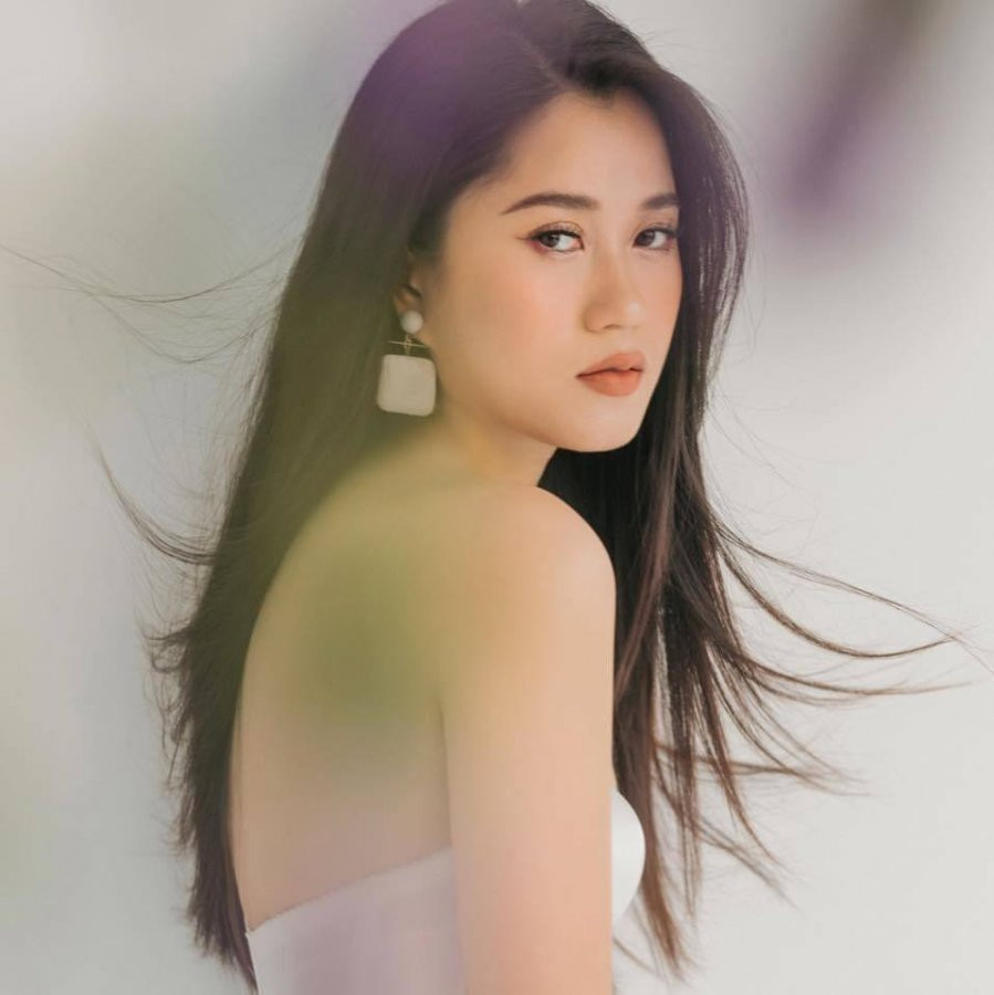 Lâm Vỹ Dạ và những lần hiếm hoi diện đồ gợi cảm - Hình 2 Lam Vy Da va nhung lan hiem hoi dien do goi cam-Hinh-2