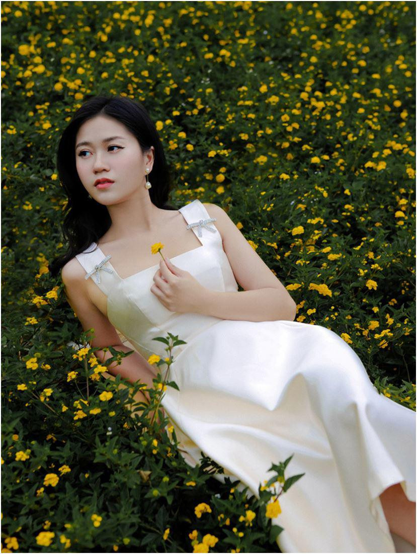 Lâm Vỹ Dạ và những lần hiếm hoi diện đồ gợi cảm - Hình 8 Lam Vy Da va nhung lan hiem hoi dien do goi cam-Hinh-8