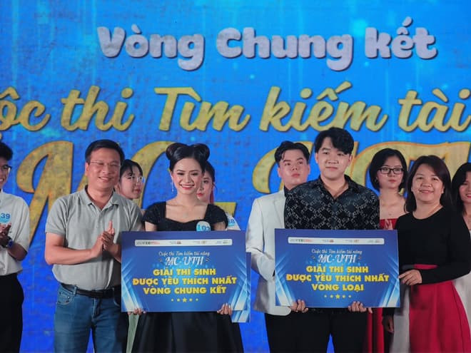 Đại học GTVT TPHCM tìm ra gương mặt tài năng MC - UTH mùa đầu - Hình 10 Dai hoc GTVT TPHCM tim ra guong mat tai nang MC - UTH mua dau-Hinh-10