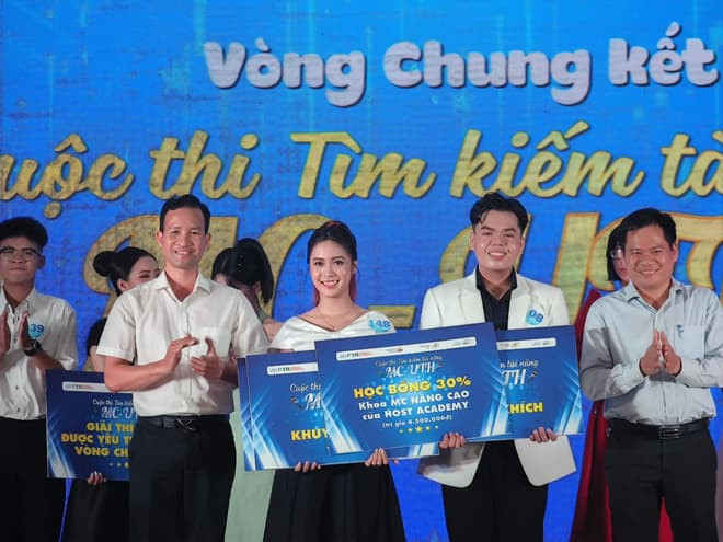Đại học GTVT TPHCM tìm ra gương mặt tài năng MC - UTH mùa đầu - Hình 8 Dai hoc GTVT TPHCM tim ra guong mat tai nang MC - UTH mua dau-Hinh-8
