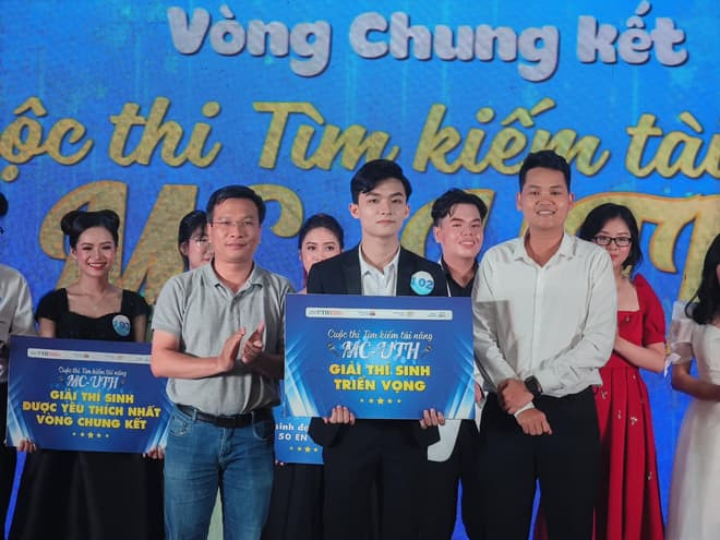 Đại học GTVT TPHCM tìm ra gương mặt tài năng MC - UTH mùa đầu - Hình 9 Dai hoc GTVT TPHCM tim ra guong mat tai nang MC - UTH mua dau-Hinh-9